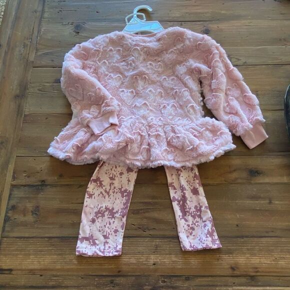 New Tahari Girls 2 Piece Set super Soft Pink Faux Fur Top Leggings Size 4T - Picture 3 of 10